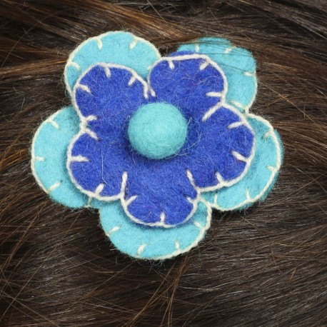 Barrette laine bouillie fleur brodée bleu